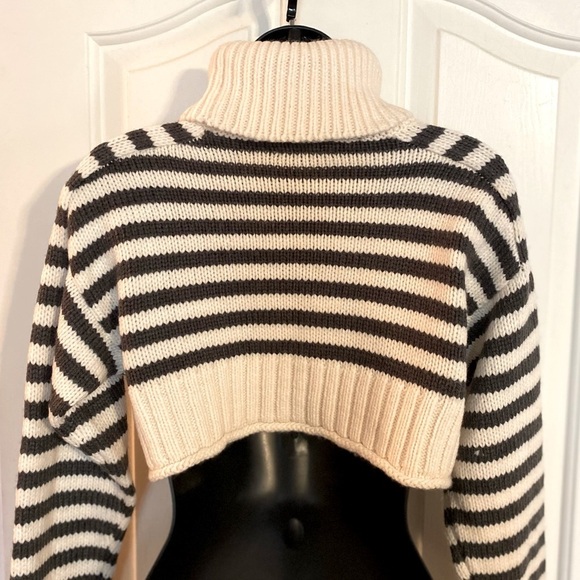 “ZARA” Cropped Turtleneck Sweater - Picture 11 of 15
